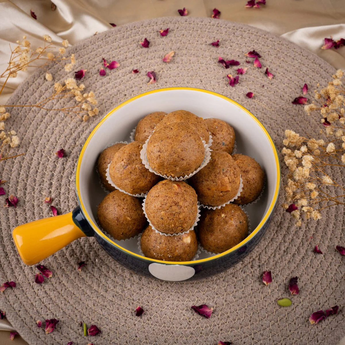 Gudmishri Besan Laddu Gud