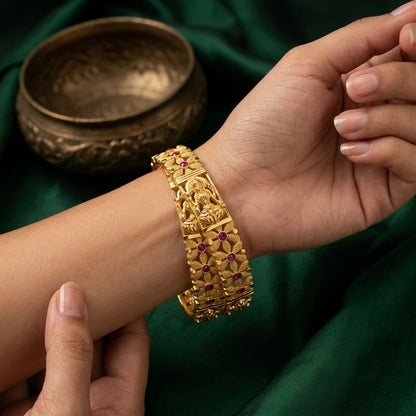 Elegents' Laya Flower With Lakshmi Bangale Set