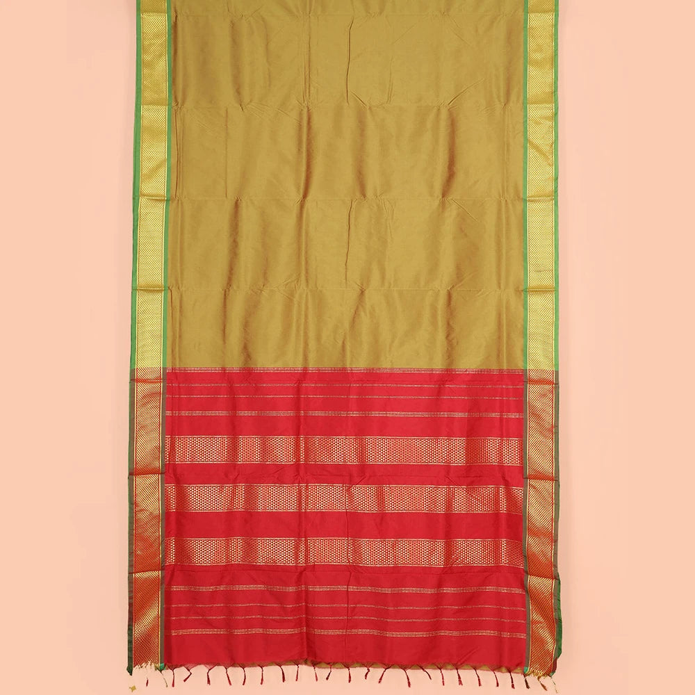 Pothys Green Plain Ten-Yard Art Silk Saree, Complemented by a Contrast Traditional Ara Maadam Border, and Pallu Decked up with Zari Designs,