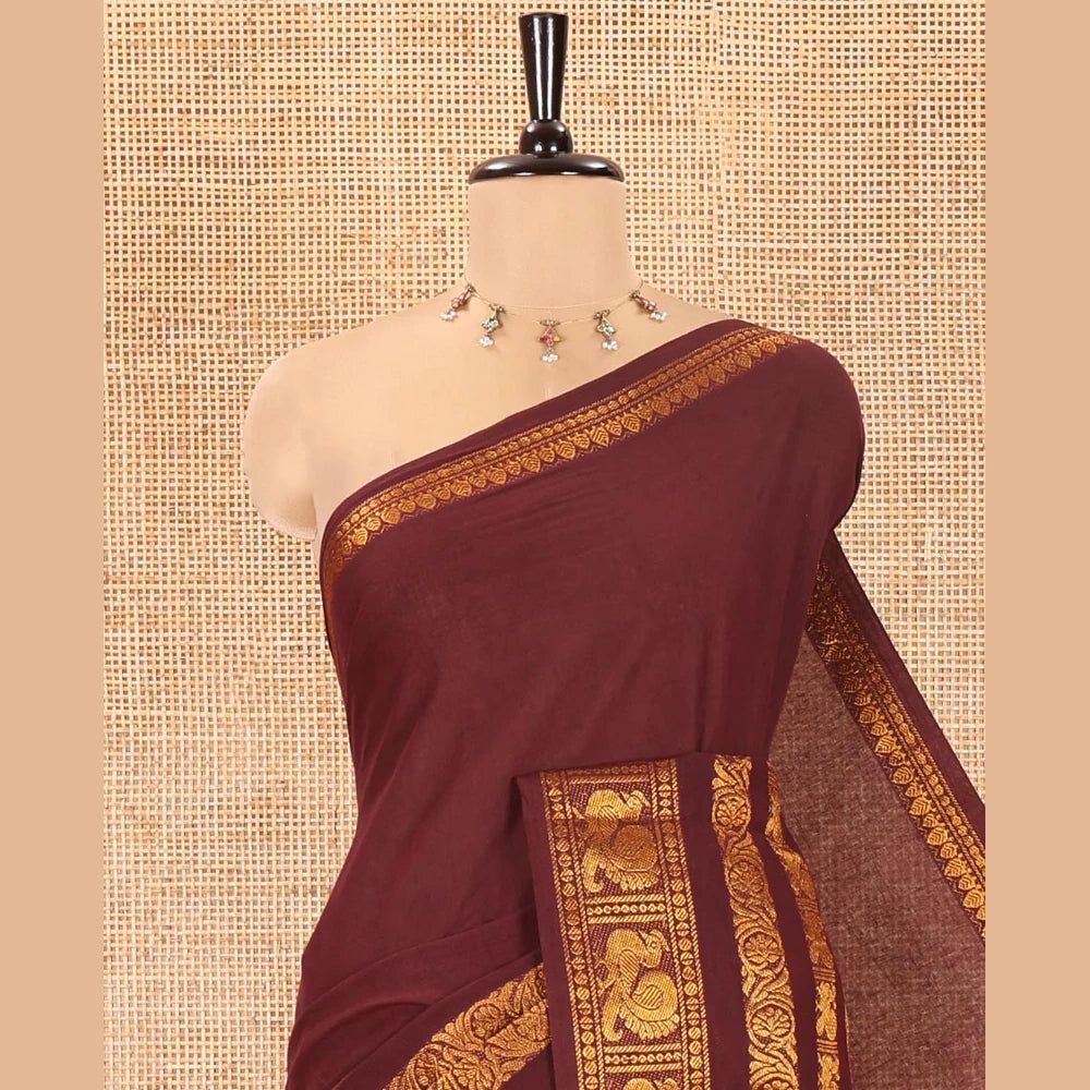 Pothys Coffee Brown Plain Sungudi Cotton Saree, Highlighted by Traditional Zari Border of Peacock and Floral Creeper Designs, Subtly Striped Pallu, and Paired with a Contrast Blouse