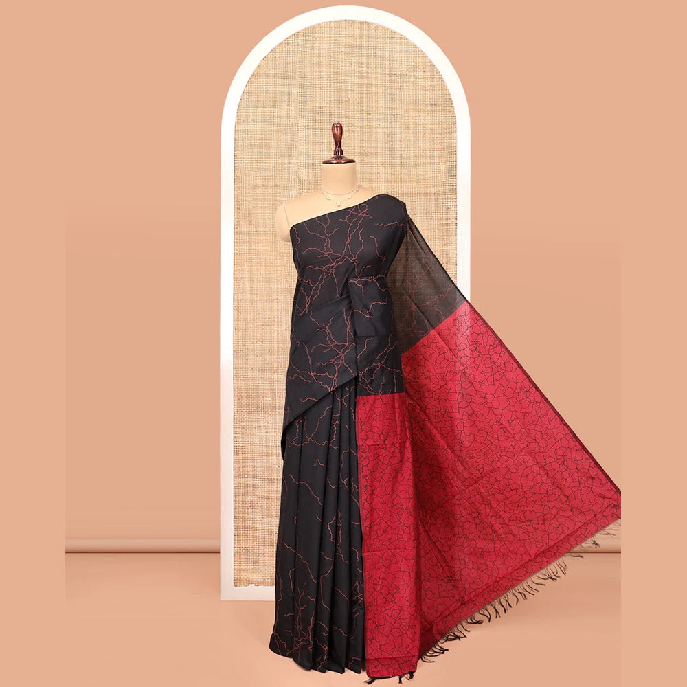 Pothys Borderless Black-Red Poly Cotton Saree, Creatively Printed Like Lightning Strikes, a Contrasting Lightning-Strike-Printed Pallu, and a Contrast Blouse