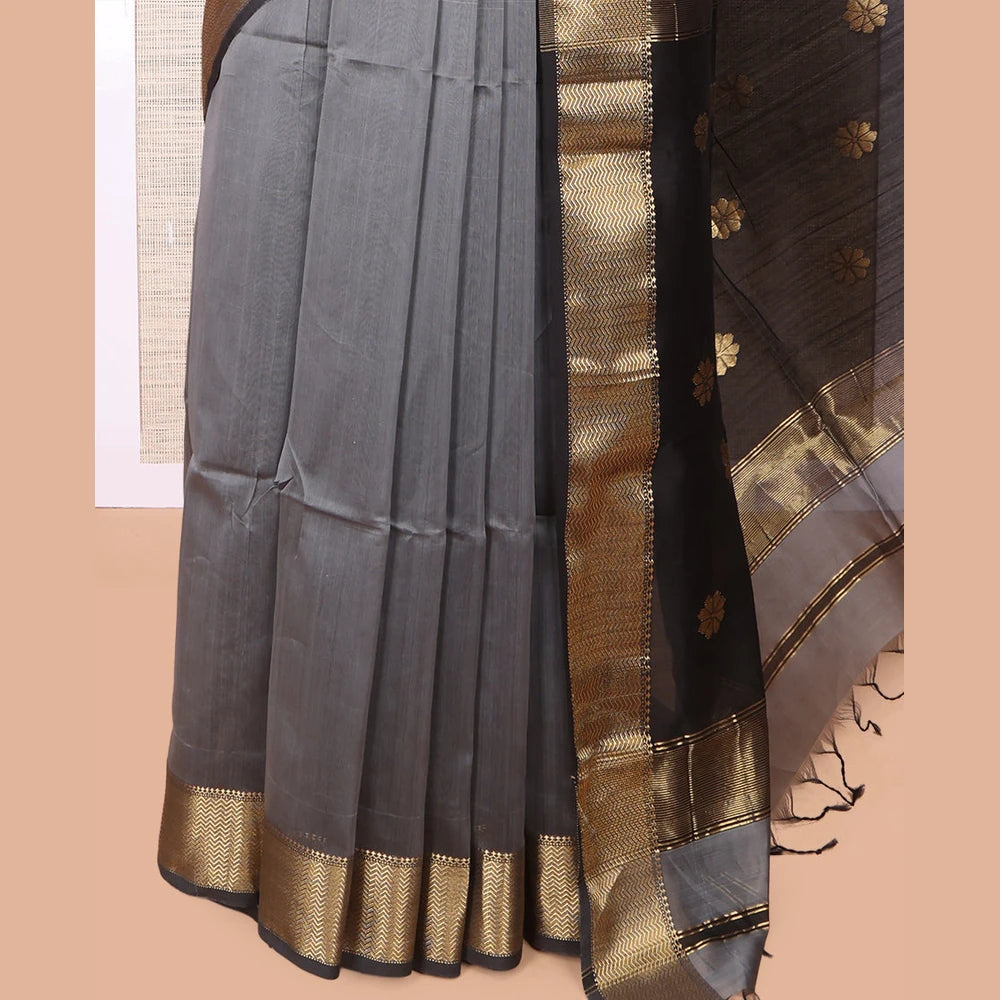 Pothys Grey Maheshwari Cotton Saree, Embellished with Buttas, Highlighted by a Traditional Zari Border, Pallu Gleamed Up with Zari Buttas, and a Contrast Blouse