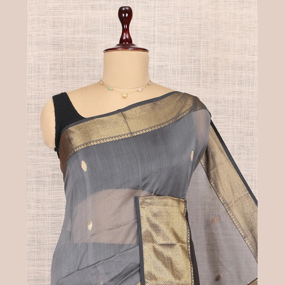 Pothys Grey Maheshwari Cotton Saree, Adorned with Buttas, Highlighted by a Traditional Zari Border, Pallu Gleamed Up with Zari Buttas, and a Contrast Blouse