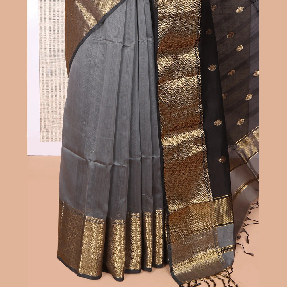 Pothys Grey Maheshwari Cotton Saree, Adorned with Buttas, Highlighted by a Traditional Zari Border, Pallu Gleamed Up with Zari Buttas, and a Contrast Blouse