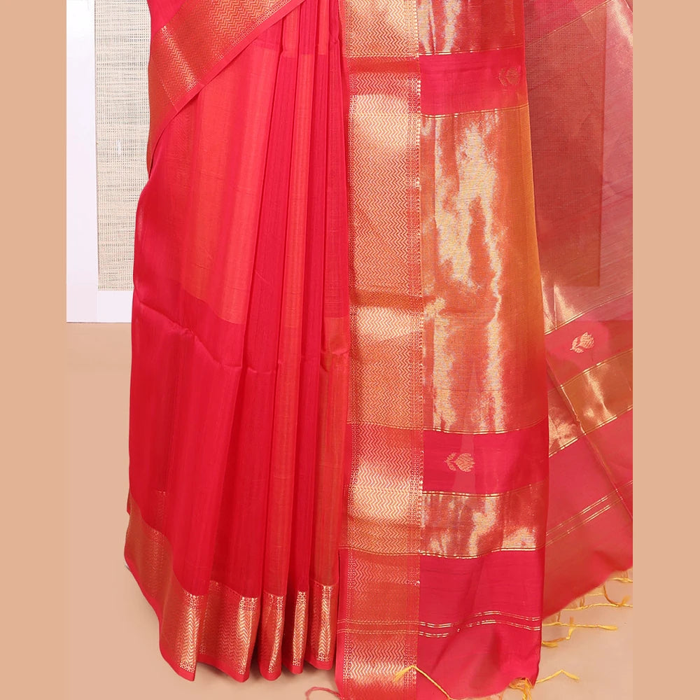 Pothys Pink Maheshwari Cotton Saree, Embellished with Buttas, Highlighted by a Traditional Zari Border, Zari Gleamed Up Pallu, and Matching Blouse