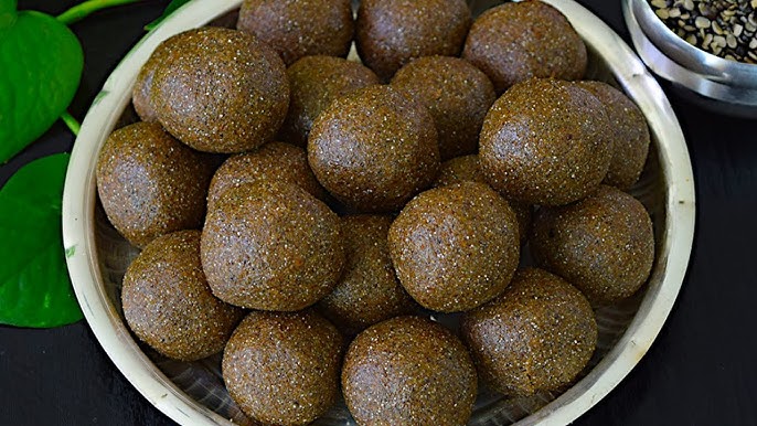 Kamarkat Srini's 
Karupatti (Palm Jaggery) Black Uradhal Laddoo